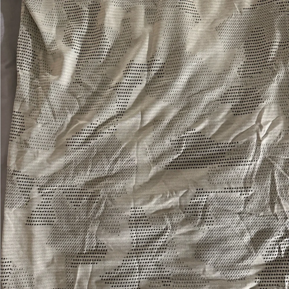 lululemon athletica Olive Patterned Short Sleeve Metal Vent T - Picture 2 of 2